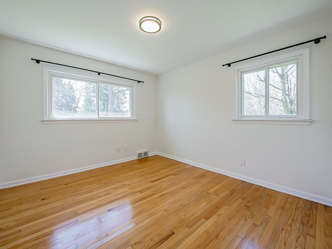 Building Photo - Spacious 3BR Home with Expansive 1-Acre Lot!