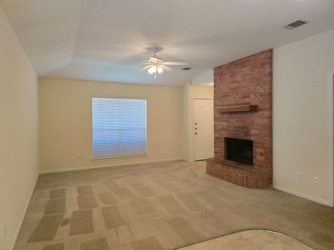 Building Photo - Hewitt Duplex!