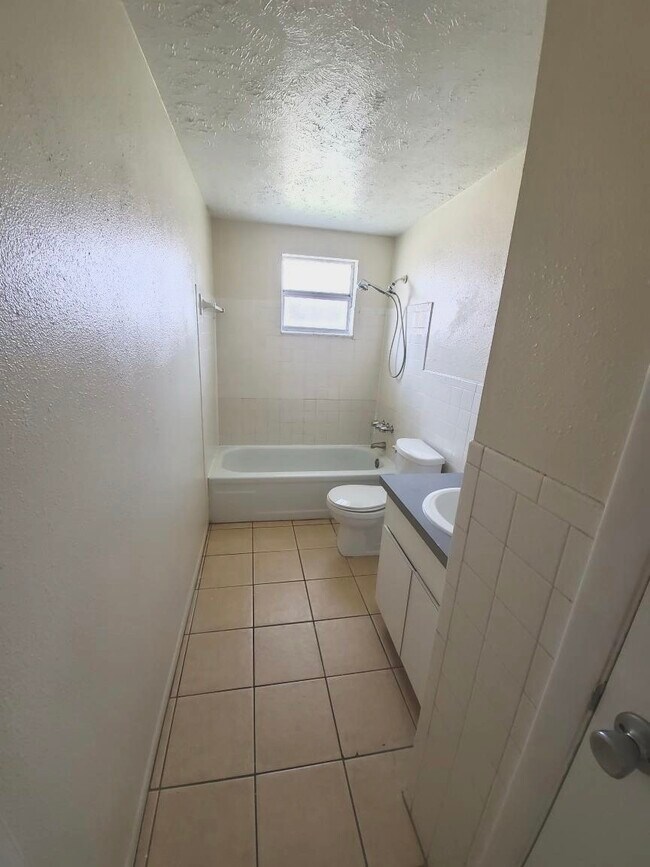 Building Photo - Spacious 2br/1ba duplex near USF