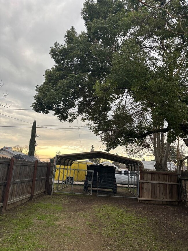 Building Photo - 924 E Yosemite Ave