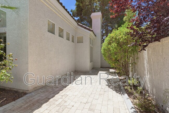 Building Photo - 1888 Woodhaven Dr