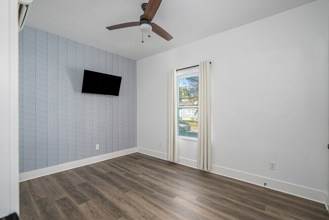 Building Photo - 637 E Anderson St