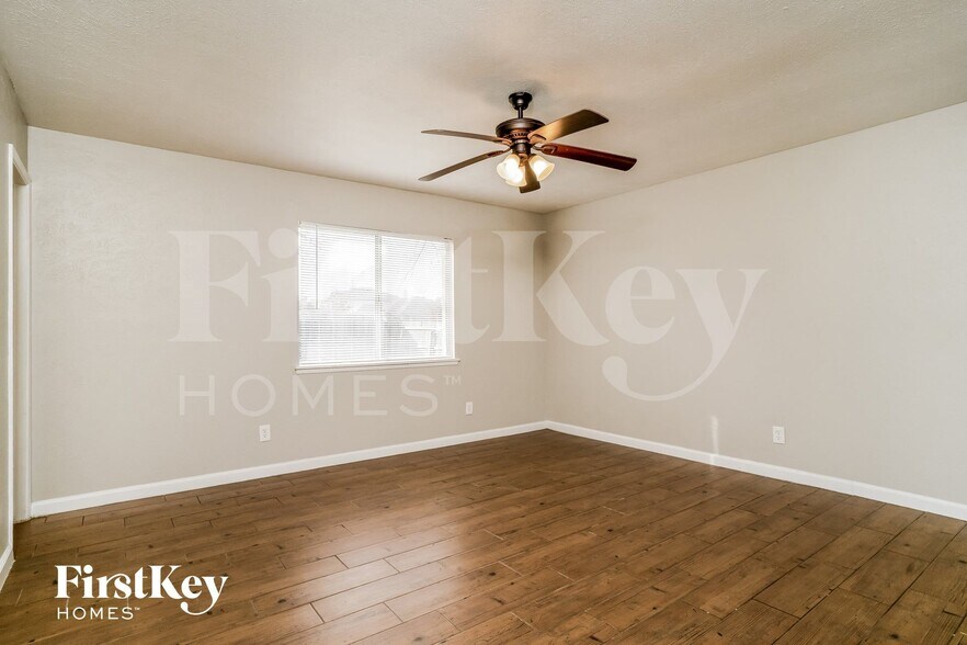 Building Photo - 7000 Wildbriar Ct E