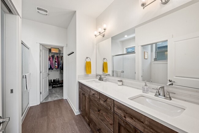 Building Photo - Beautiful Home with Modern Comforts