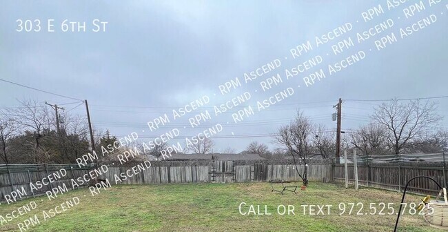 Building Photo - 303 E 6th St