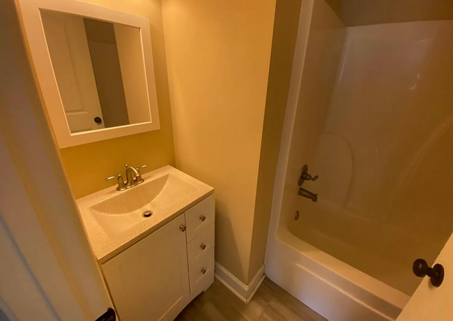 Building Photo - 3 Bedroom/2.5 Bath