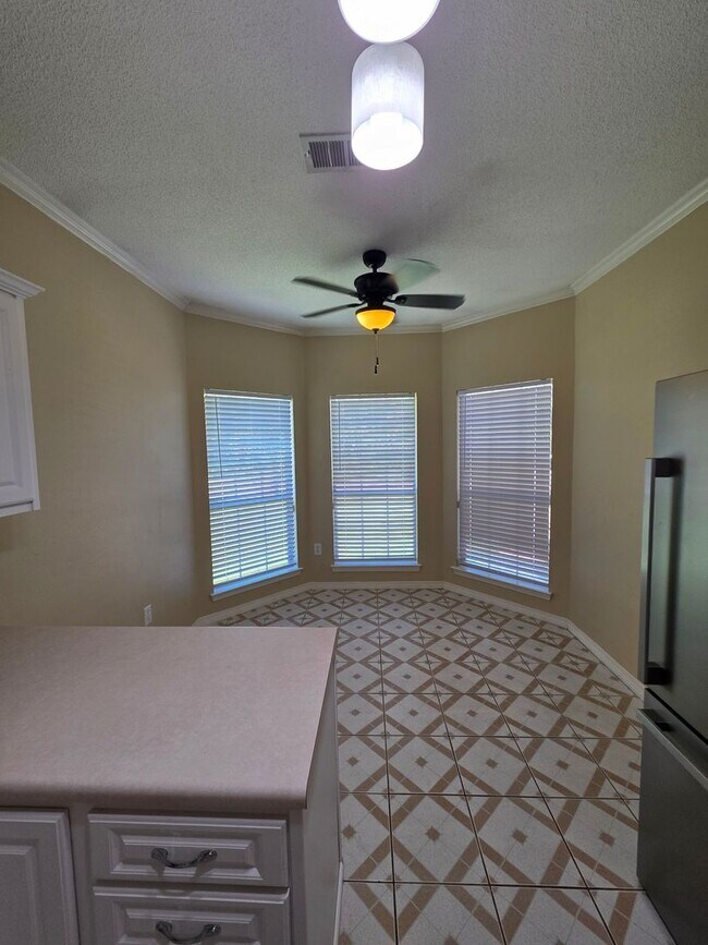 Building Photo - MOVE IN SPECIAL - 2 WEEKS FREE RENT - 3BR ...