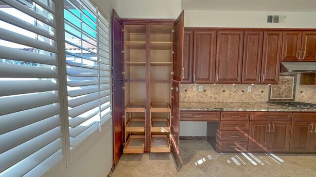 Building Photo - 9 Yale Ct