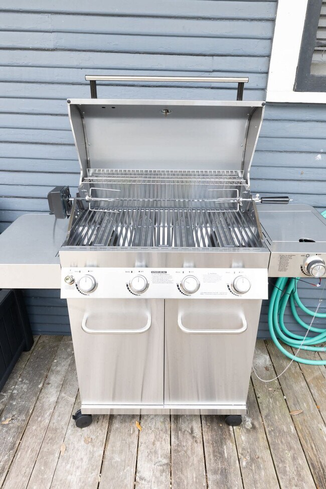 Building Photo - 725 Peddie St