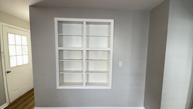 Building Photo - 2302 S Hackley: Completely Renovated 2 Bedroom, 1 Bath Home! Available Now! Washer & Dryer Hookups!