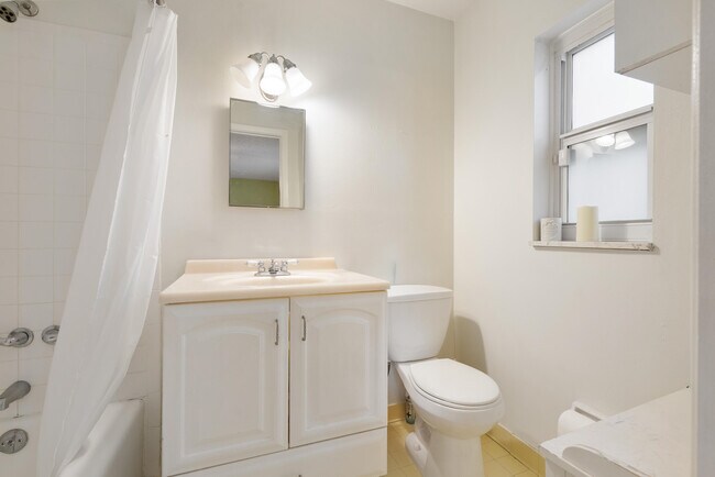 Building Photo - 306 18th Ave N