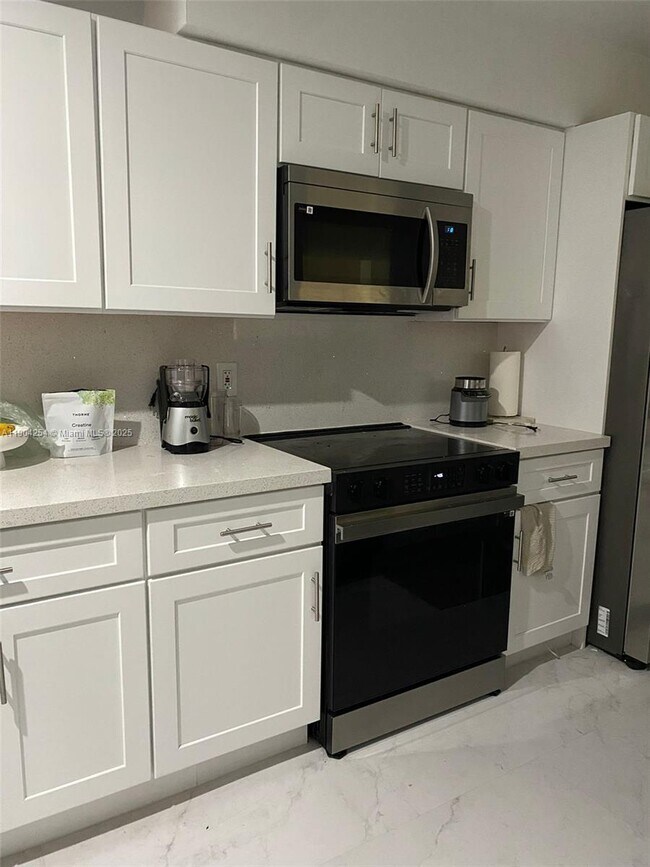 Building Photo - 833 Riverside Dr