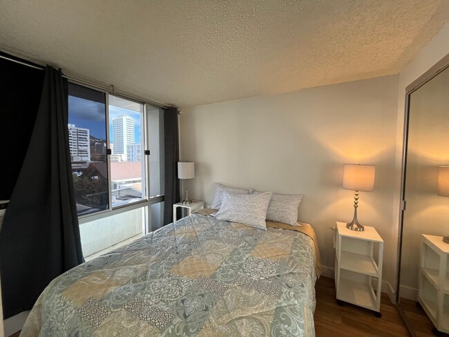 Building Photo - Kewalo Gardens 1 bedroom, 1 bath unit w/ 1...