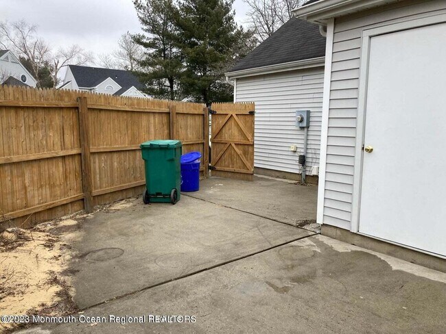 Building Photo - 2 Robinson Ct