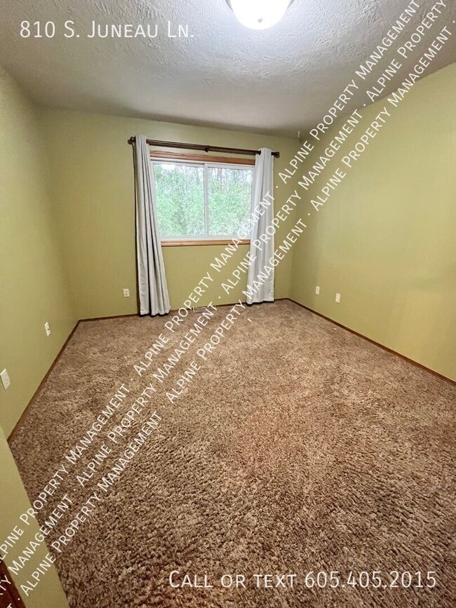 Building Photo - 810 S Juneau Ln