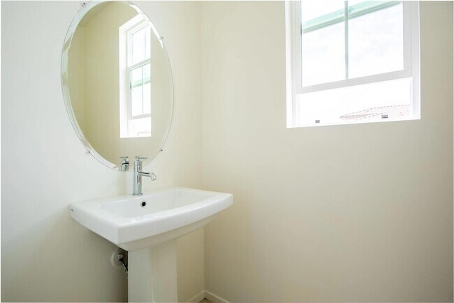 Building Photo - 516 Avenida Centro