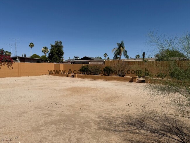 Building Photo - Three Bedroom Multi Level Home