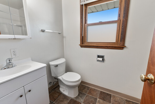 Full Bathroom - 2827 W Oriole Dr