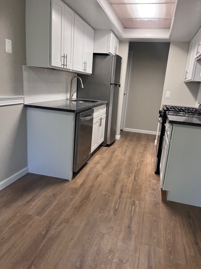 Building Photo - 121 Wellington Ct