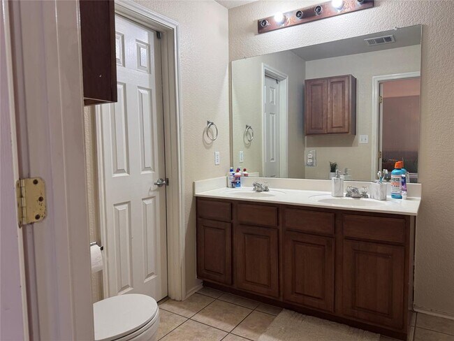 Building Photo - 2107 Charlotte Estates Dr