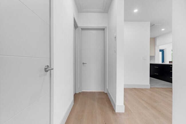 Building Photo - 570 SW 45th Ave