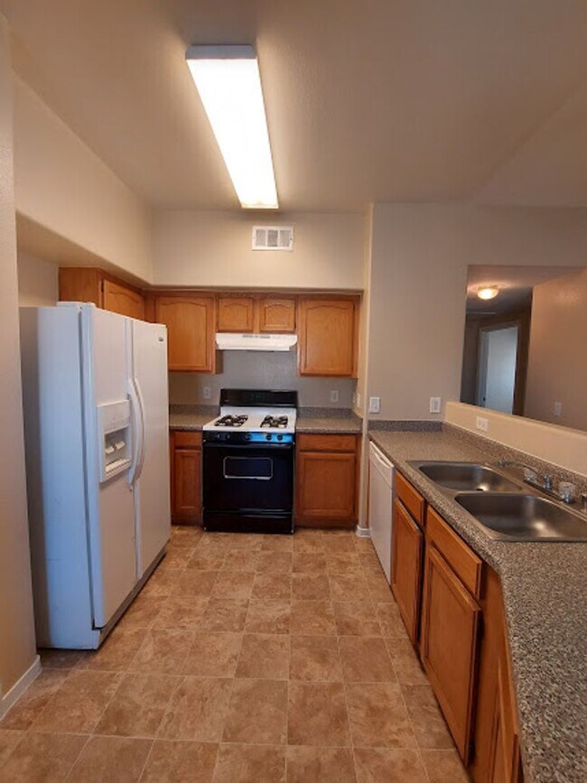 Building Photo - Three bedroom unit on the 2nd floor of gated SE community with pool/spa