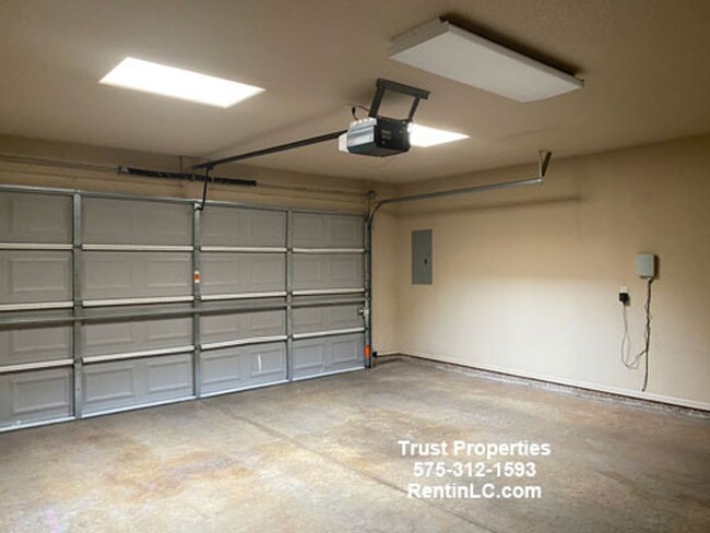 Building Photo - Spacious 3/3 in Sonoma