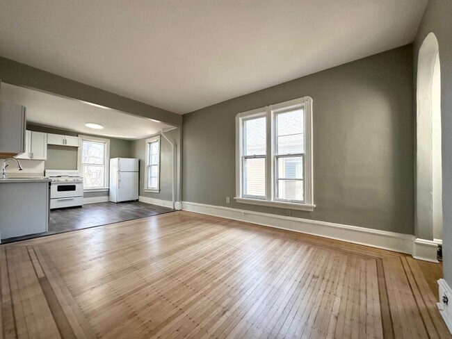 Building Photo - Beautiful 4 bedroom duplex!