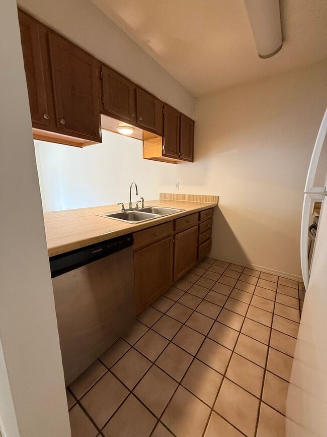 Building Photo - New Listing!