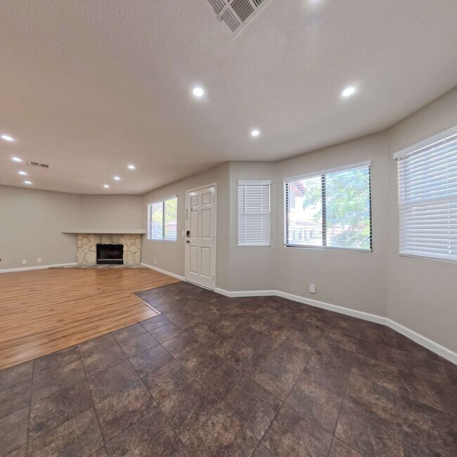 Building Photo - Stunning 2-Bedroom Condo 2nd Floor at The Lakes!