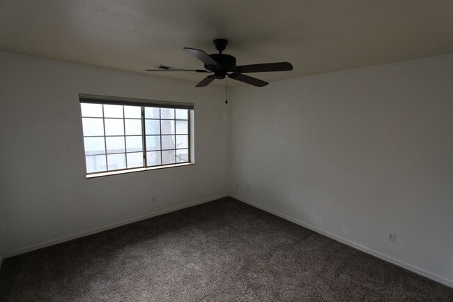 Building Photo - 3-Bed / 2.5-Bath Townhome in Boulder Point Near FUTS Trails