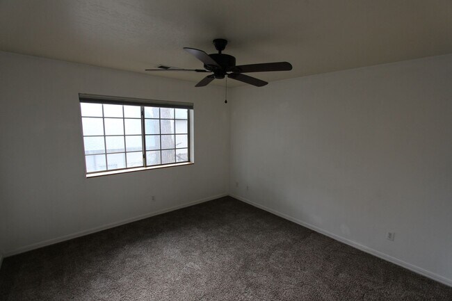 Building Photo - PRICE IMPROVEMENT 3-Bed / 2.5-Bath Townhome in Boulder Point LEASE THROUGH JULY