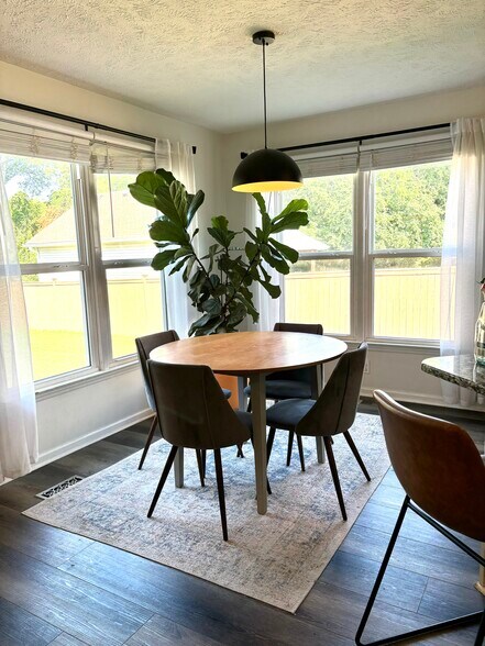 Building Photo - 604 Greenleaf Ave