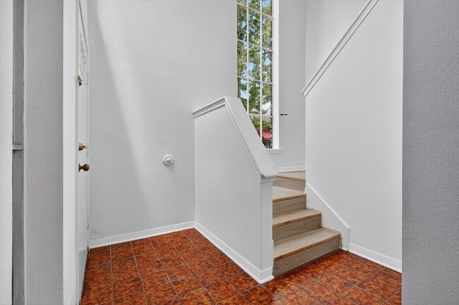 Building Photo - 9204 Westwood Village Dr