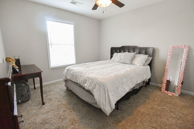 Building Photo - Pet Friendly Five Bedroom!