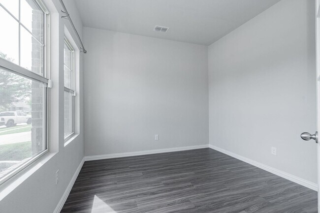 Building Photo - Spacious 3-bedroom, 2.5-bathroom home with...