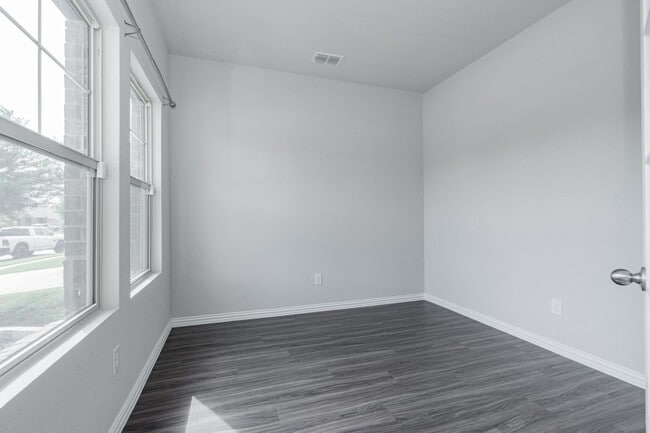 Building Photo - Stunning 3-bedroom, 2.5-bathroom with office.