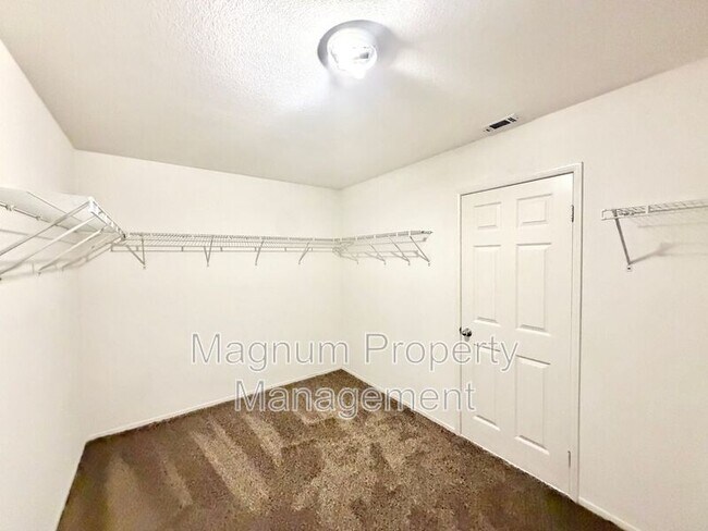 Building Photo - 46383 Vianne Ct