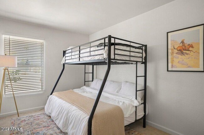 Building Photo - 3915 E Larkspur Dr