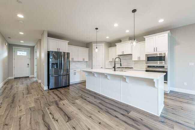Building Photo - Charming 3-Bedroom, with Office and 2 Bath...