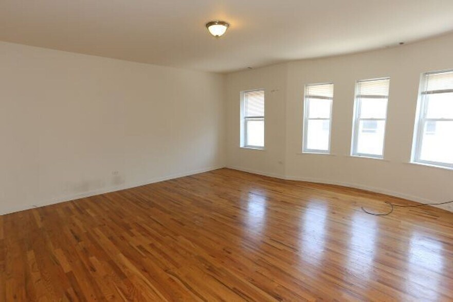 Interior Photo - 4501-4515 N Malden St