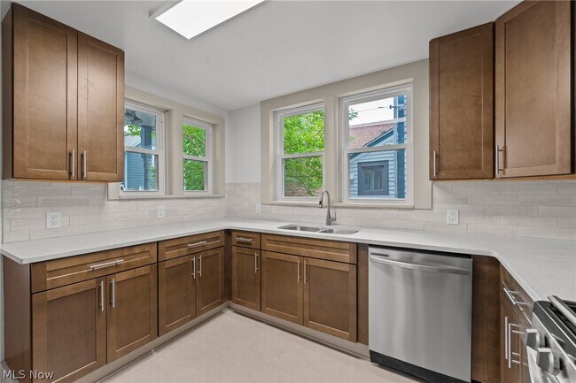 Building Photo - 1372 Bonnieview Ave