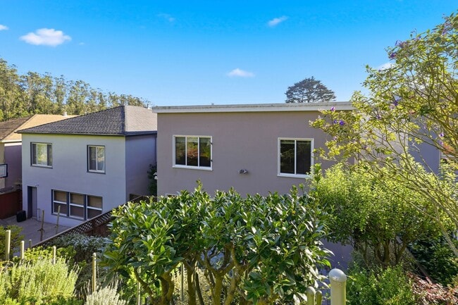 Building Photo - Spacious Three Bedroom Home in Forest Knol...