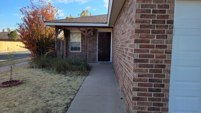 Building Photo - 3/2/2 Cozy Brick Home in South Lubbock!