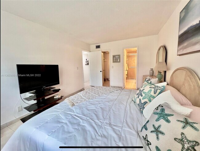 Building Photo - 1707 E Hallandale Beach Blvd