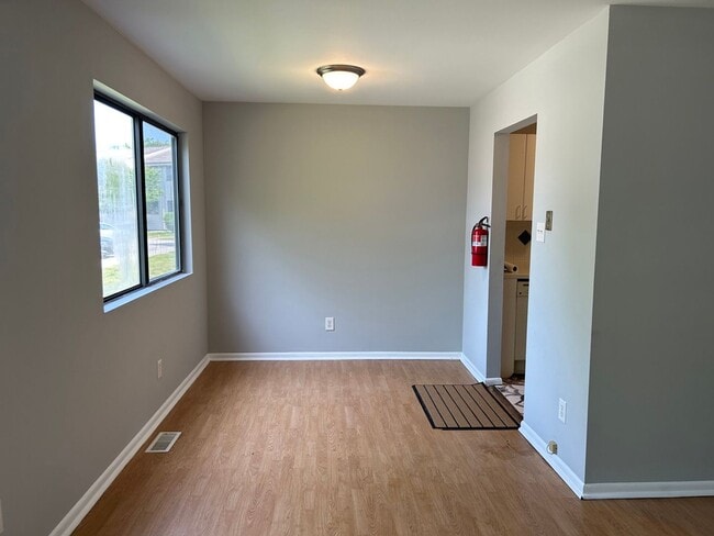 Building Photo - 2 Bedroom Condo---Ready for Move in!