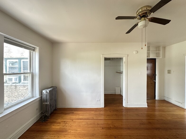 Building Photo - 2432 N Linden Pl