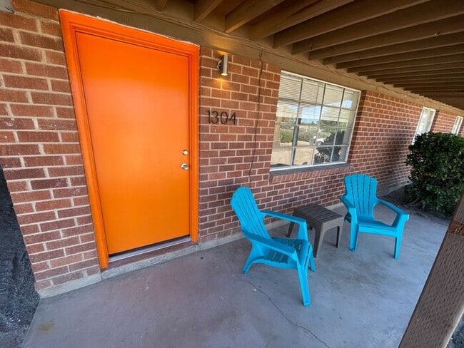 Building Photo - Mid-Century Modern Style Two Bedroom W/ A/C and Yard at The Richey!
