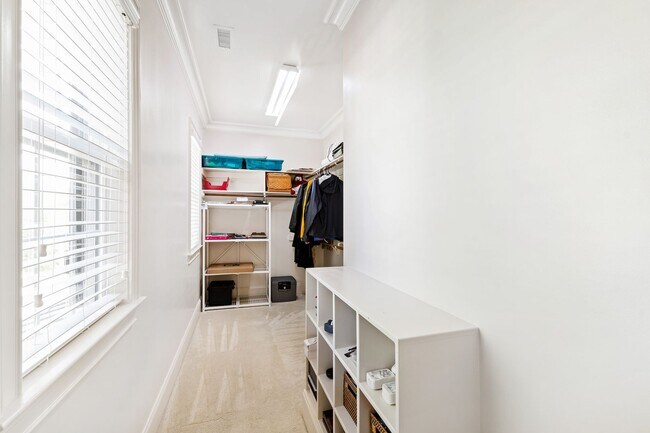 Building Photo - Elegant 5-Bedroom Home on Cul-de-Sac in So...