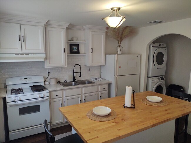 Building Photo - 2 bedroom 1 bath house